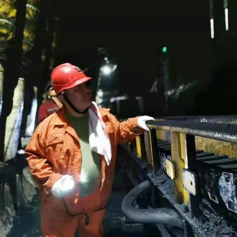 青春由磨砺而出彩，人生因奋斗而升华