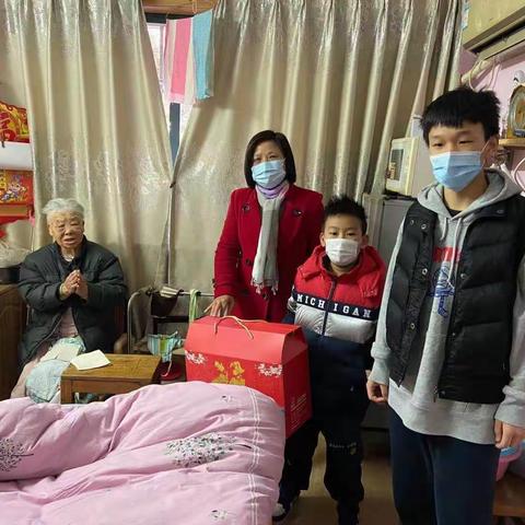 小小志愿者慰问社区高龄老人