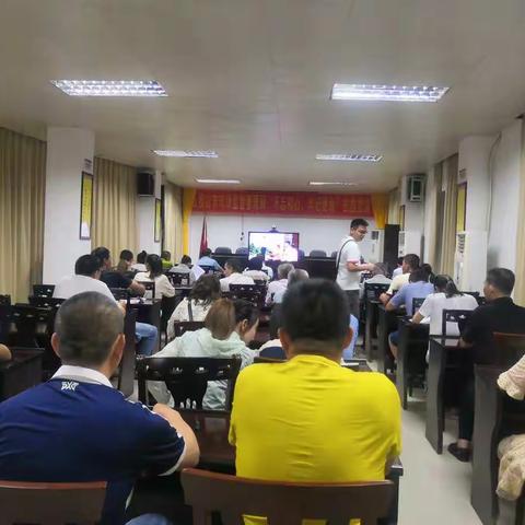 五指山市市场监督管理局组织收看2019年全国脱贫攻坚奖特别节目