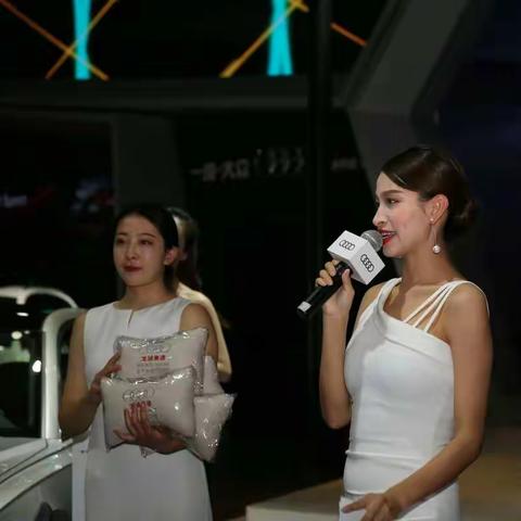 车展中的模特一一一首次学習闪光灯跳闪与现场光配合