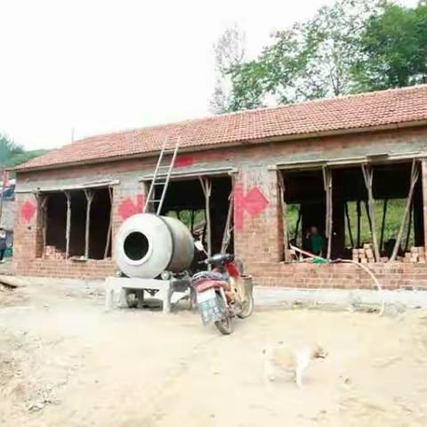 凤城愛心助学群为东汤栗家盖的新房上梁了！