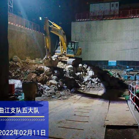 加强夜间巡查，维护渣土清运秩序