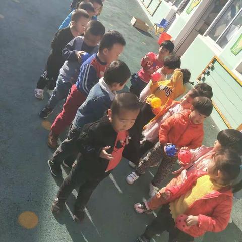【蔚县第一幼儿园苗苗二班】有趣的投掷游戏