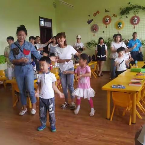 青冈县教育幼儿园贝贝二班“艾叶飘香，浓情端午”亲子主题活动 