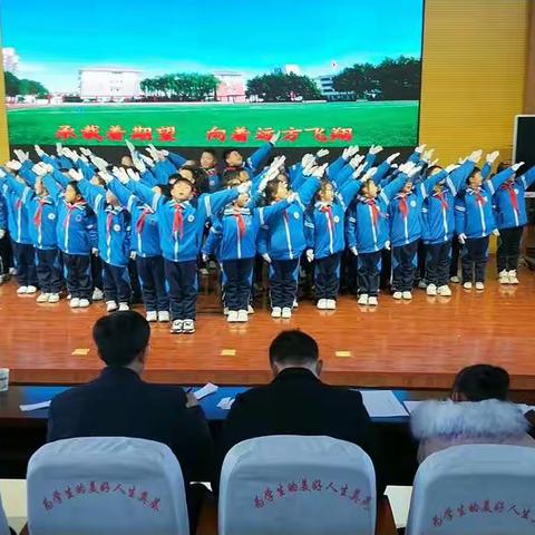我们是运平路小学二(11)班的同学，我们在参加线上升旗仪式，我们向祖国报道！武汉加油！中国加油！