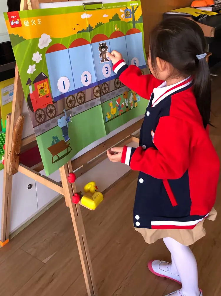 能从不同的方向确定物体所处的位置，并正确使用序数词表述物体的排练次序。