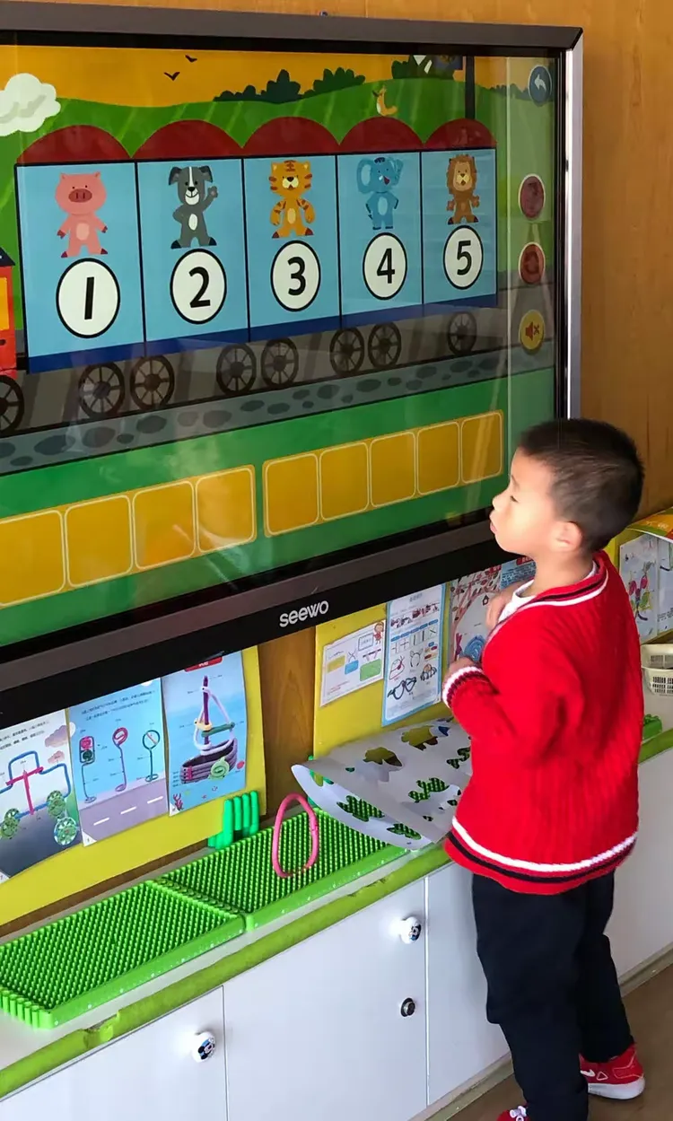 能从不同的方向确定物体所处的位置，并正确使用序数词表述物体的排练次序。