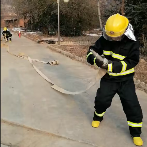 顺通燃气微型消防站队员春节前进行演练