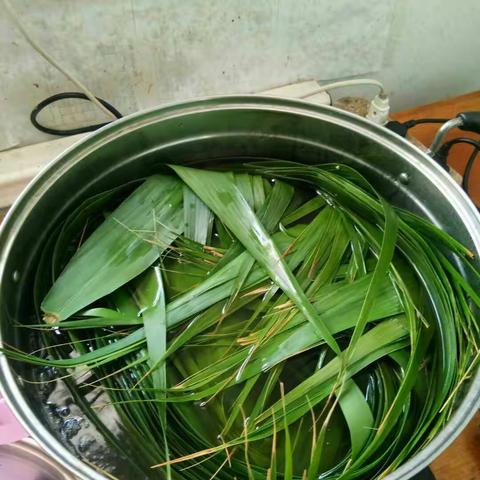 “粽叶飘香千古情 民族团结谱新篇”――博乐市第二小学民族团结一家亲融情活动