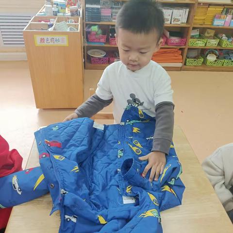 我会叠衣服啦——小三班幼儿生活活动