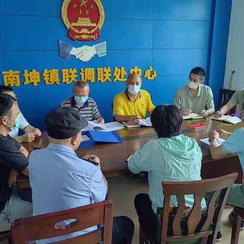 屯昌县委政法委与屯昌县检察院督导检查南坤镇司法所社区矫正工作情况，并对社区矫正对象加强教育。