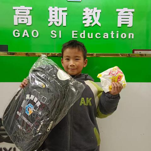 秋末冬来，校园落叶纷飞，我们高斯教育获奖学生聚集在这里进行中段考颁典礼，同学们享受这个特殊而美好的时刻。