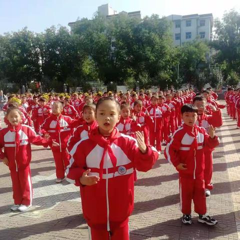 阳光体育    健康成长                                   ——灵宝市第一小学二年级广播体操比赛