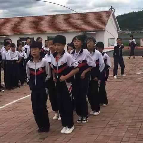 激烈的跳长绳比赛