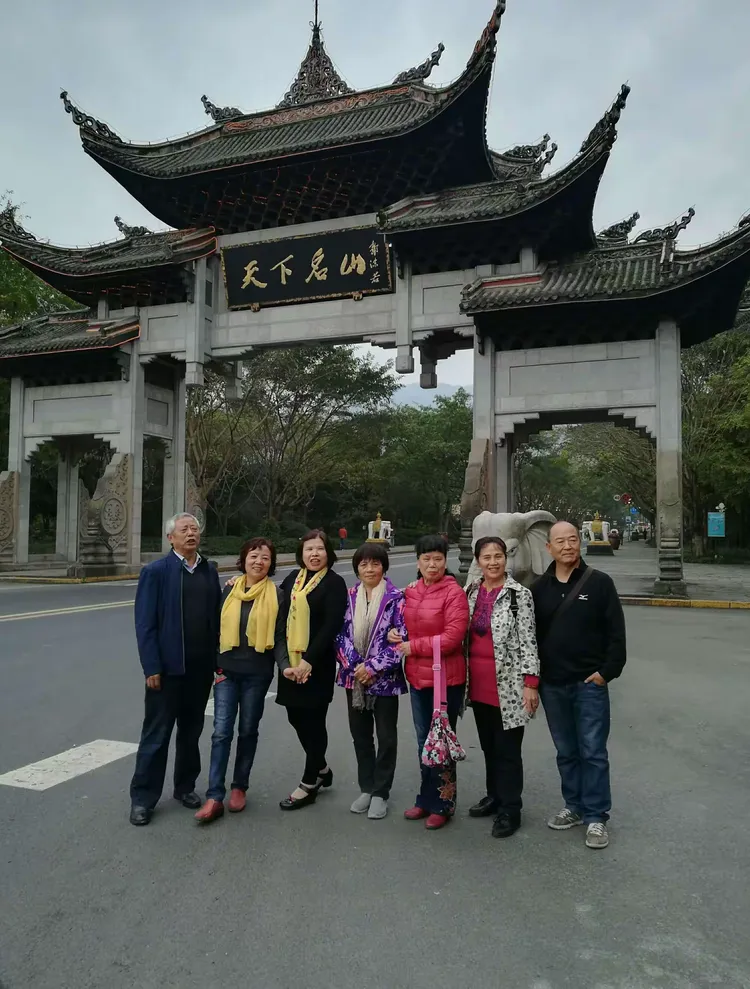 34班万天成、胡成蓉、苏礼友、何筱渊、鲁莉邦、程启君、兰明春同学在峨眉“天下名山”。