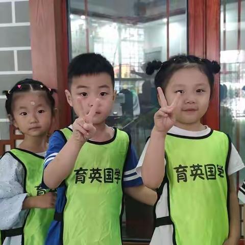 育英国学幼儿园足球课