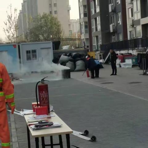 乐活城北区消防演习为了贯彻（预防为主，防消结合）的消防方针，做好冬季防火安全工作演练