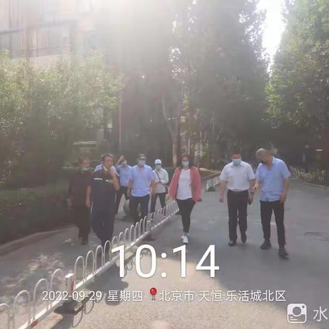 乐活城北区国庆节前安全检查，为切实做好节前的安全工作，物业工作人员及社区工作人员一同进行检查。