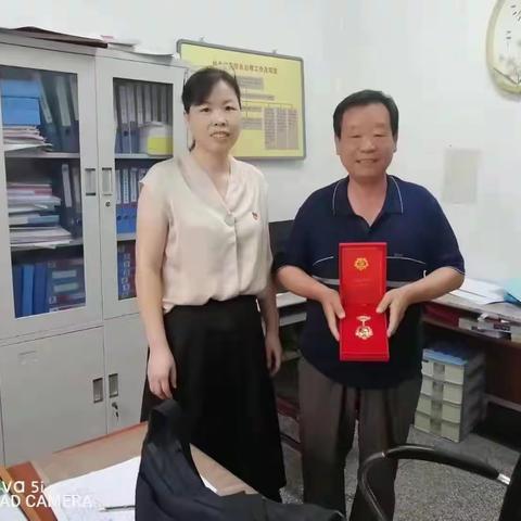 不忘初心，光荣在党50年，深深烙在纪念章上