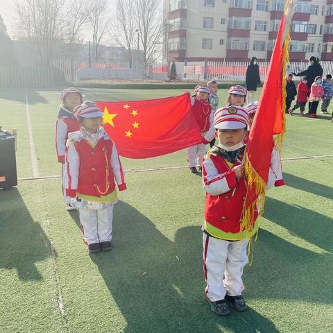 【创建四型校园】沙圪堵第四幼儿园中三班第十七周升旗仪式活动