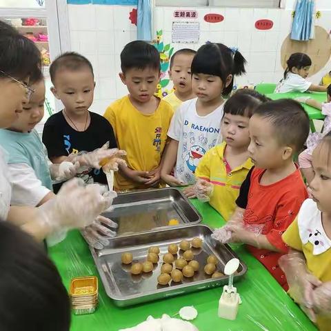 中三班制作冰皮月饼活动照片