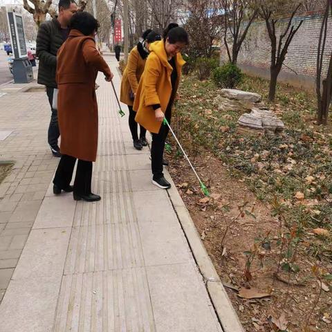 史志档案局组织工作人员开展创建全国文明城市常态化义务清扫