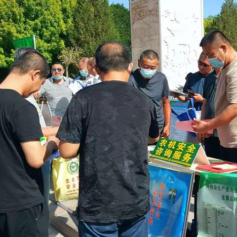 ---杭 锦 后 旗 农 机 服 务 中 心 参 加 2 0 2 2 年“安 全 生 产 月” 宣 传 咨 询 日 活 动