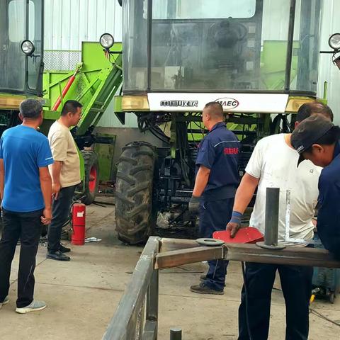 ---杭锦后旗农机服务中心 对农机制造企业进行安全生产检查