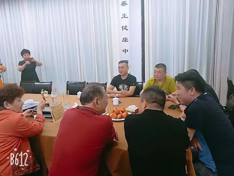 晚宴后,王兴兰大师与徒儿探讨菜品