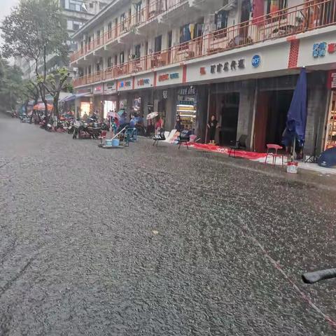 暴雨无情人有情，党群同心保平安