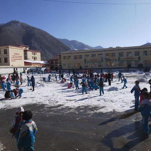 齐心协力把雪扫，家校协作暖人心                  —木耳镇中心小学扫雪劳动