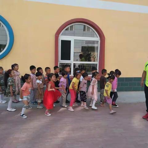 银川市兴庆区新安家园幼儿园大一班体智能课程———捕鱼