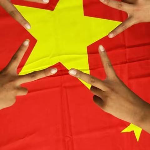 与国旗同在，致敬最美中国红——茂南第一小学六（1）中队举行“与国旗同框”主题教育活动