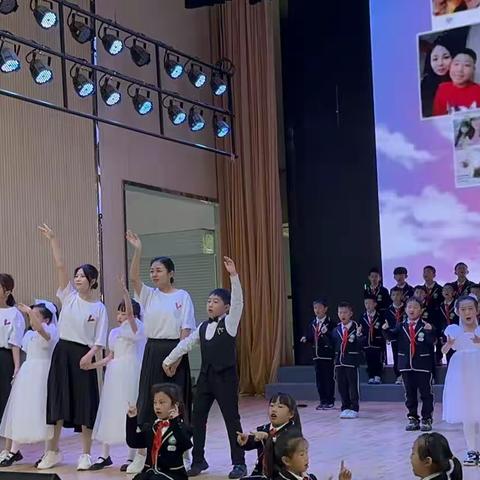 延安市新区第一小学二3、二4中队展开浓情五月天感恩母亲节主题晨会活动