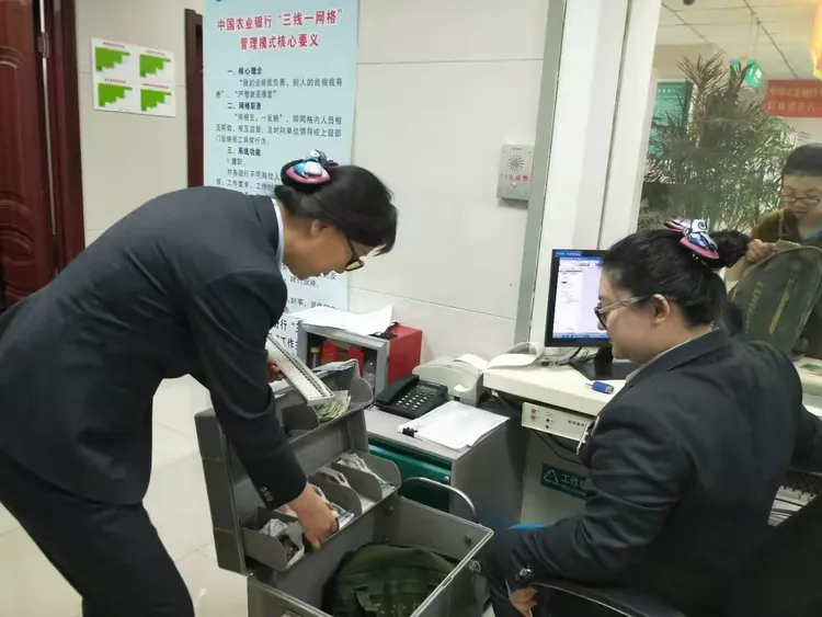 个金条线专业员工开展业务自查工作,所有员工在自查过程中严格遵守农行各项业务的规章制度,严格守法合规