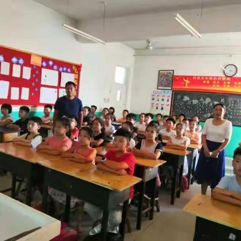 强化安全意识 构建和谐校园——文昌红军小学组织收看“开学安全第一课”专题讲座