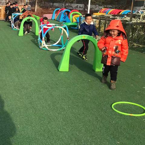 正蓝旗呼斯楞幼儿园苗苗19班体育游戏活动《快乐钻山洞》
