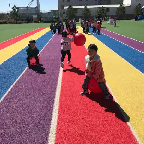 正蓝旗呼斯楞幼儿园萌芽十六班:有趣的羊角球