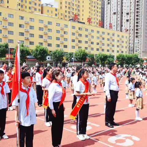 致敬红领巾，争做好队员——泌阳县第三十一小学2023年一年级少先队员分批入队仪式