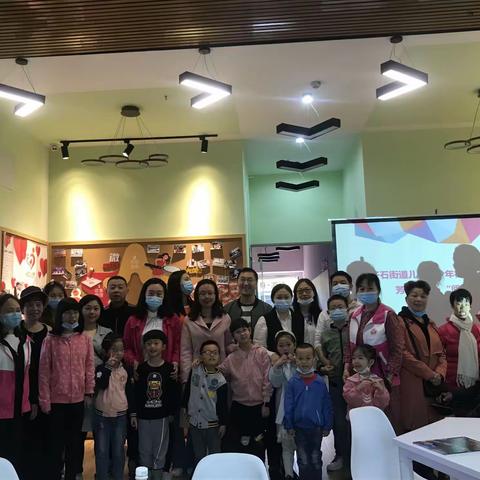 东山坪社区新时代文明实践站联合重庆即善社会工作服务中心开展“阅享时光，共浸书香”主题亲子绘本阅读活动