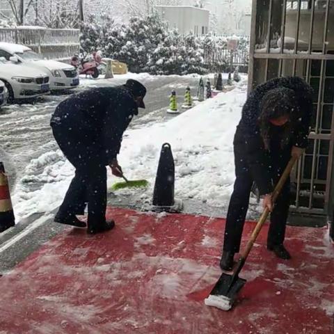 【科技支行】开发区支行：清扫皑皑白雪，贴心服务客户