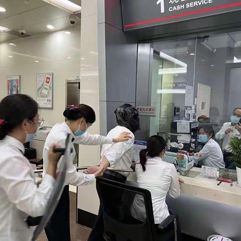 开发区支行开展防抢劫应急演练