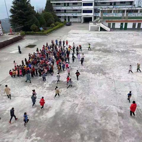 校园消防演练，筑牢安全防线——————水布垭镇民族小学消防演练