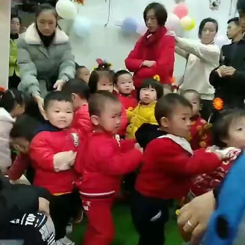 星星亲子园的所有教师祝大家新年快乐！