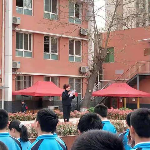 【我为群众办实事】安全不放松，时刻敲警钟。———土门派出所民警进校园宣传安全教育活动。