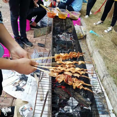 时光匆匆，三中美食节来临又即将远去。永留心中的是同窗情、师生情的美！加油179！