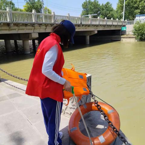 中原路街道滨河社区开展“清洁环境助创城 护河爱水美家园”志愿服务活动