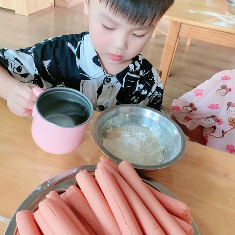 府林幼儿园快乐美食坊——香肠毛毛虫卷