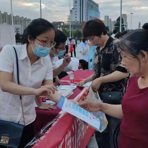 喜迎六一儿童节——中国工商银行奉化中山支行开展宝贝成长卡宣传活动