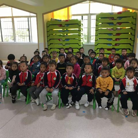 快乐城堡幼儿园中一班安全教育活动：《安全乘坐校车》和《消防安全知识》